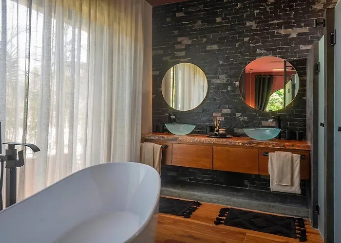 Maison Siscolino 4bdrm W/ Swimup & Rooftop Pools *